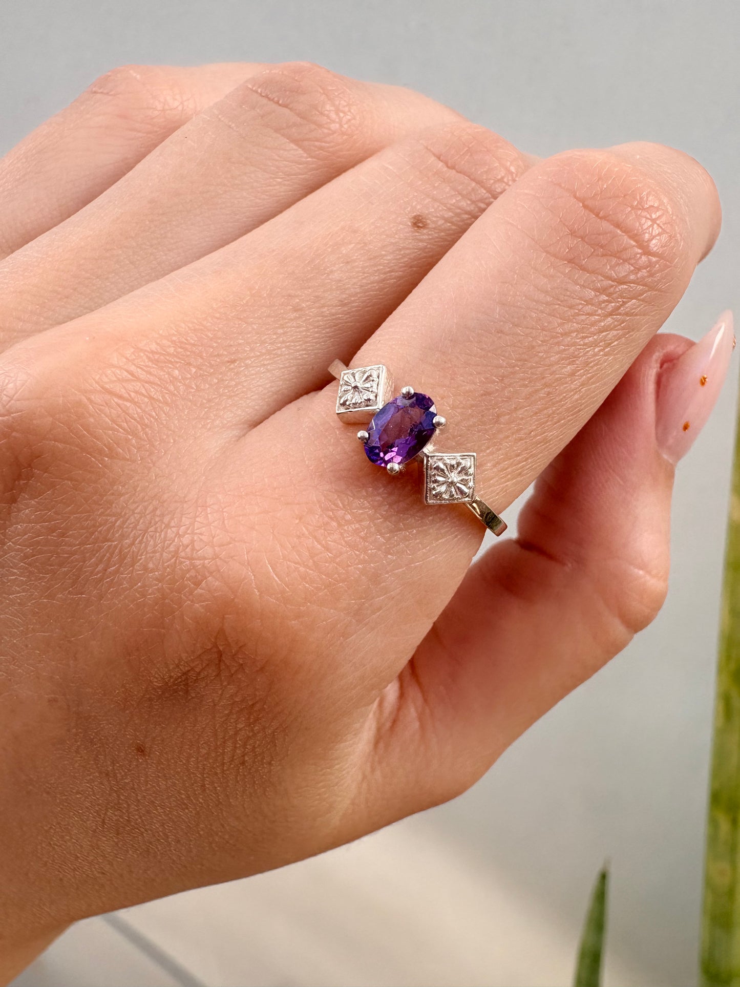 OVAL AMETHYST MINI FLORES TALAVERA RING
