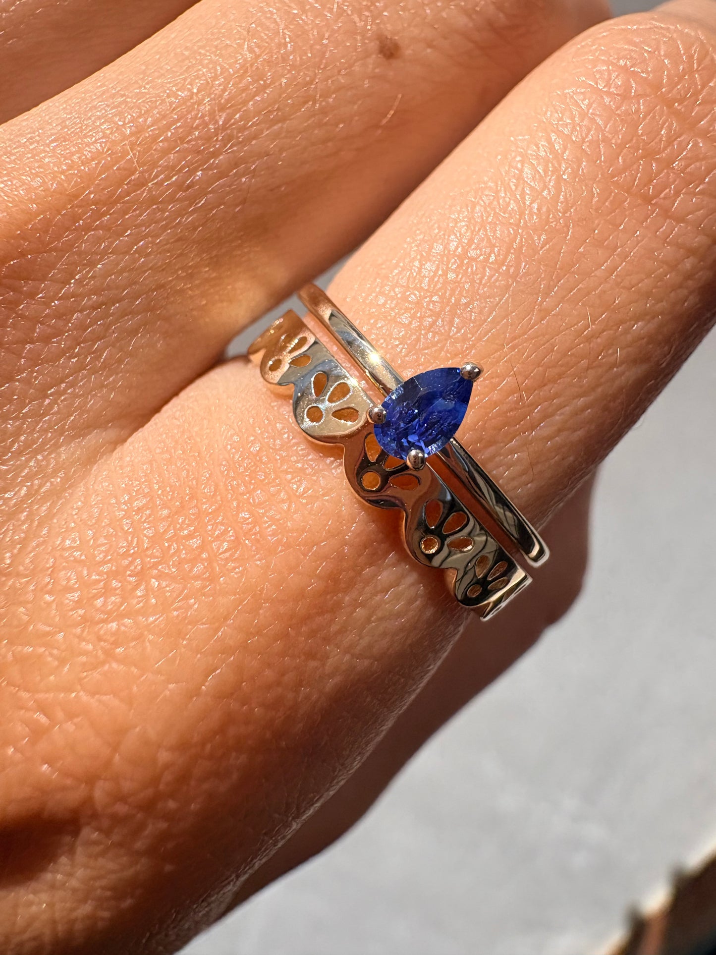 PEAR BLUE SAPPHIRE LAGRIMA RING