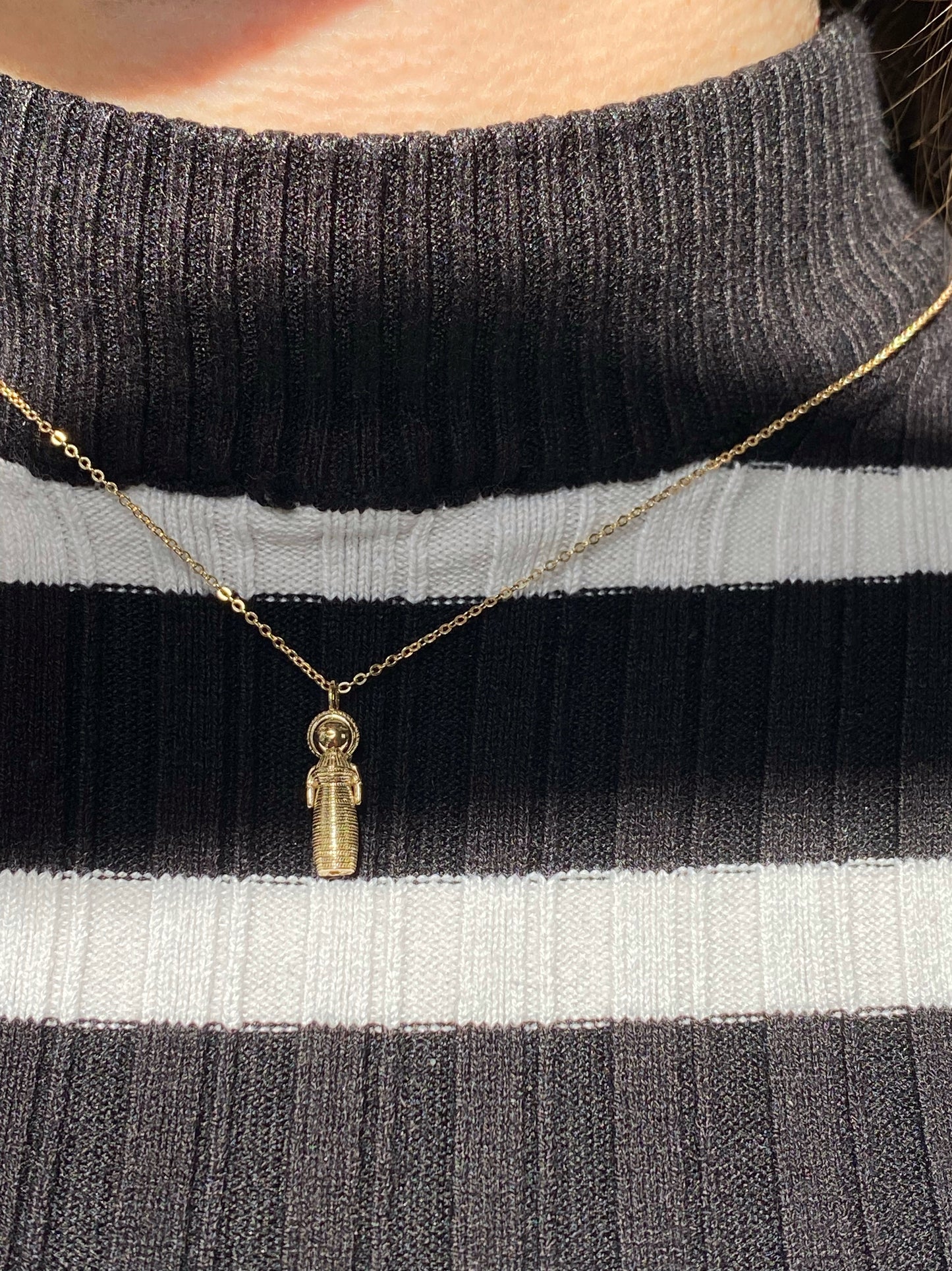 QUITAPENA DOLL NECKLACE